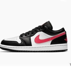 Air Jordan
(WMNS) Air Jordan 1 Low 'Black Siren Red' DC0774-004